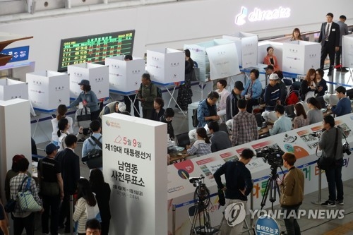 (서울=연합뉴스) 손형주 기자 = 19대 대통령 선거 사전투표가 시작된 4일 오전 서울역에 마련된 남영동 사전투표소에서 유권자들이 투표하고 있다. 사전투표는 신분증이 있으면 주소지에 상관없이 전국 어느 사전투표소에서 할 수 있다. 2017.5.4