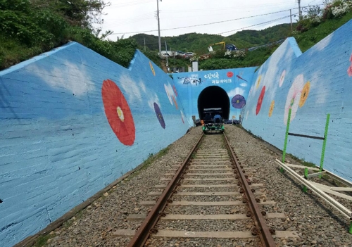 레일바이크 지나는 하동 이명터널