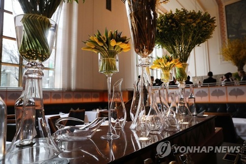 손님맞이를 위한 테이블을 세팅한 뉴욕 식당