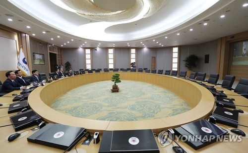 黃권한대행, 새 대통령 당선 확정 즉시 사의 표명 - 2