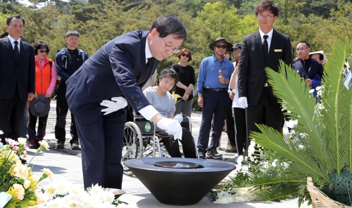 노 전 대통령 묘역에 분향하는 박원순