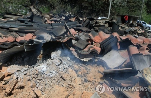 (강릉=연합뉴스) 이해용 기자 = 7일 대형 산불이 발생한 강원 강릉시 성산면 관음리의 한 주택이 마치 폭격을 맞은 것처럼 부서져 있다. 2017.5.7