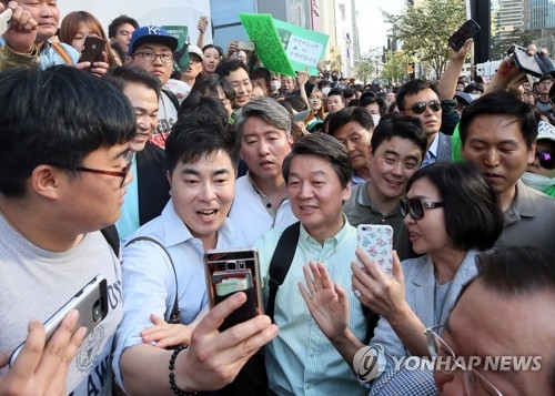 '뚜벅이' 安 녹색행진 이끌어…신촌·홍대 일대 콘서트장 방불(종합) - 2