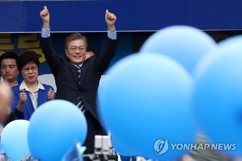 (대구=연합뉴스) 김준범 기자 = 더불어민주당 문재인 대선후보가 선거일을 하루 앞둔 8일 오후 대구 동성로에서 지지를 호소하고 있다. 2017.5.8