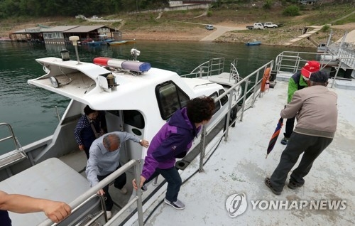 배에서 내리는 동촌리 주민들.