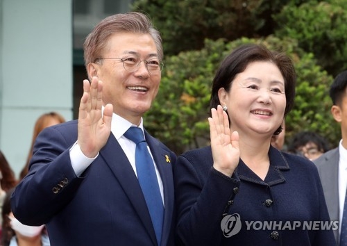 투표 마치고 밝은 표정의 문재인 후보 내외