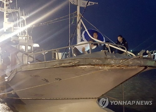 (포항=연합뉴스) 임상현 = 9일 경북 포항 구룡포항에서 해경이 미국 순양함 레이크 챔플레인함과 충돌해 부서진 502남양호(9.77t) 선체를 조사하고 있다. 2017.5.9