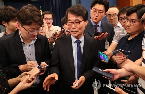 文대통령 '삼고초려'에 감동한 장하성…'제갈량' 될까 - 2