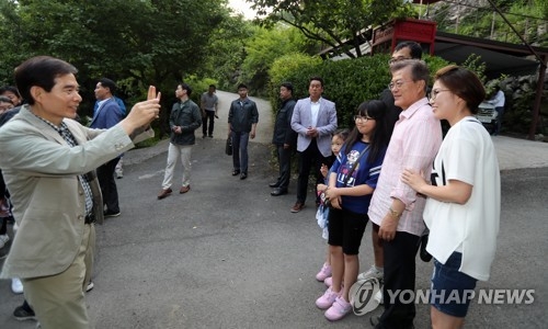 관광객과 사진 찍는 文대통령…사진사는 경호실장