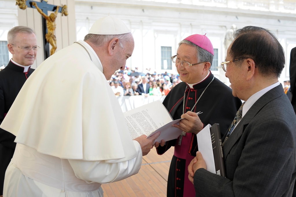 프란치스코 교황에게 문재인 대통령 친서 전달하는 김희중 대주교 