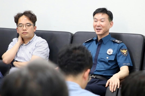 (의정부=연합뉴스) 권숙희 기자 = 이승철 경기북부경찰청장(오른쪽)이 25일 오후 경기북부경찰청에서 기자단과 간담회를 하고 있다. 2017.5.25