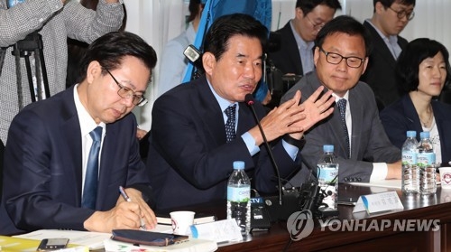 (서울=연합뉴스) 한상균 기자 = 김진표 국정기획자문위원회 위원장이 26일 오전 통의동 국정기획위에서 열린 공정거래위원회 업무보고에서 모두발언을 하고 있다. 2017.5.26.