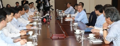 (서울=연합뉴스) 백승렬 기자 = 문재인 대통령이 25일 청와대 여민관 소회의실에서 수석보좌관회의를 주재하고 있다. 2017.5.25srbaek@yna.co.kr