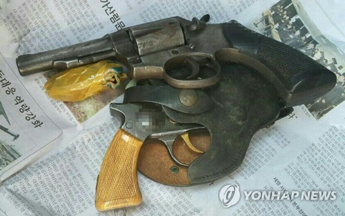 군산 주택에서 발견된 총기류.