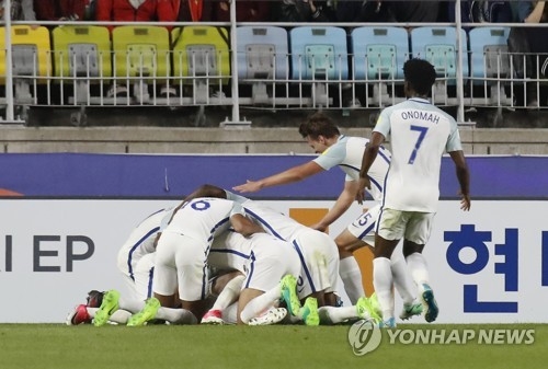 환호하는 잉글랜드 선수들