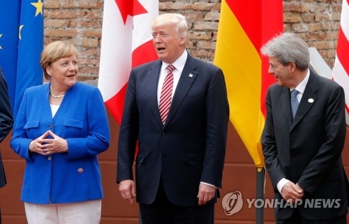 메르켈 독일 총리와 젠틸로니 이탈리아 총리 사이에 서 있는 트럼프 미국 대통령