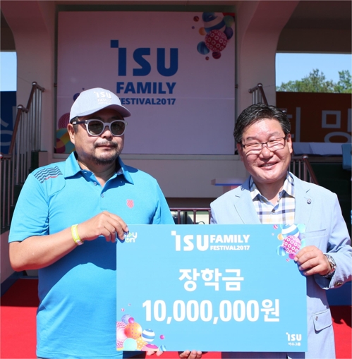 김상범 이수그룹 회장(사진 왼쪽)과 박세복 영동군수(오른쪽)가 기념촬영을 하고 있는 모습.