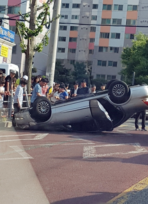 사고로 전복된 차량