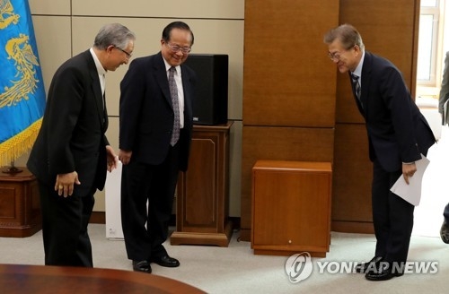 文대통령, 교황청 특사단 접견…'교황 묵주' 선물받아(종합) - 1