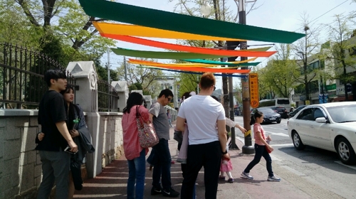 전주 전동성당앞 교차로에 설치된 그늘막 쉼터