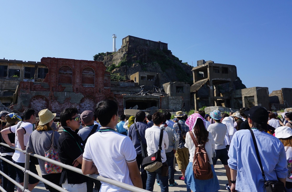 '강제징용'의 역사적 사실은 모른채 많은 관광객들이 군함도를 방문하는 모습.［서경덕 교수 제공］