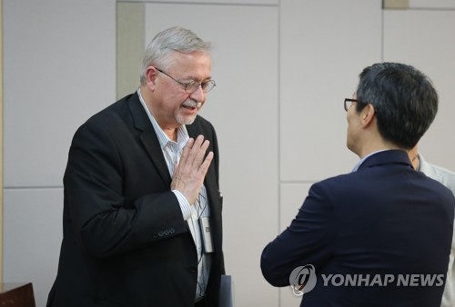 대화하는 제임스 콘로이 원장