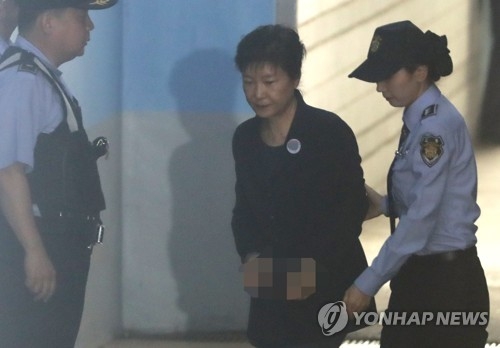 법정 향하는 박근혜 (서울=연합뉴스) 이정훈 기자 = 박근혜 전 대통령이 1일 오전 호송차에서 내려 5회 공판이 열리는 서울중앙지법 법정으로 향하고 있다. 2017.6.1uwg806@yna.co.kr
