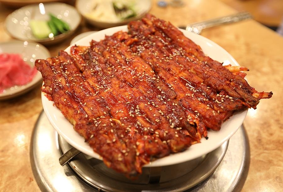 양념과 함께 깨를 뿌려 고소한 함안 장어(성연재 기자)