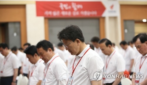 '반성문' 쓴 한국당 "촛불폭풍, 우산으로 막으려다 뒤집혀"(종합) - 1
