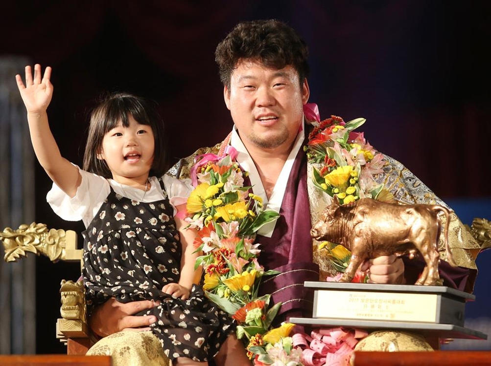 보은 단오장사 장사씨름 백두장사에 오른 손명호가 우승 후 딸과 포즈를 취했다.