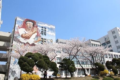 경희대 벽화 '청년'