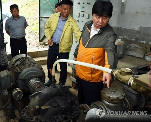접경지 화천지역 가뭄에 '헉헉'…관정뚫고 생수 지원 - 1
