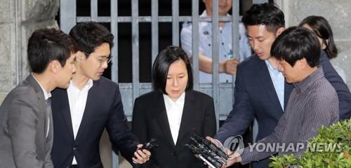 구치소 떠나는 장시호(의왕=연합뉴스) 권준우 기자 = 최순실씨와 공모해 삼성그룹 등에서 후원금 명목으로 18억여원을 받아낸 혐의로 수감 중이던 장시호씨가 8일 새벽 구속기간 만료로 석방돼 경기 의왕시 서울구치소를 나서고 있다. 2017.6.8