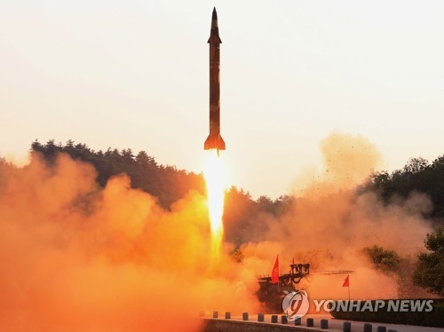 북한의 탄도미사일 발사 장면