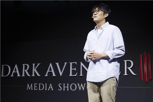 다크어벤저3 미디어쇼케이스에서 설명하는 이정헌 넥슨 부사장, 넥슨 제공