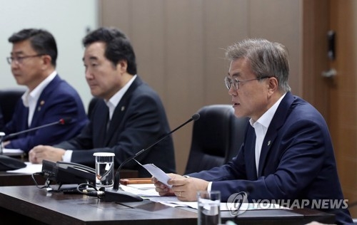 첫 NSC 전체회의 발언하는 문 대통령