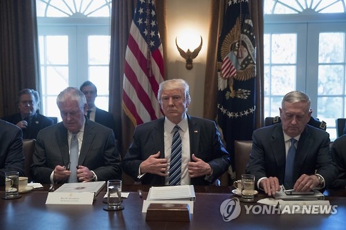 도널드 트럼프 미국 대통령과 틸러슨 국무(좌)·매티스 국방(우) 장관