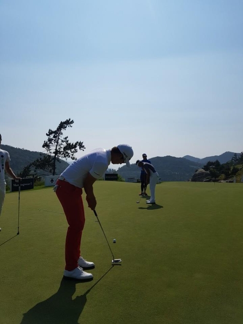 함께 연습 중인 송영한(왼쪽)과 박상현.
