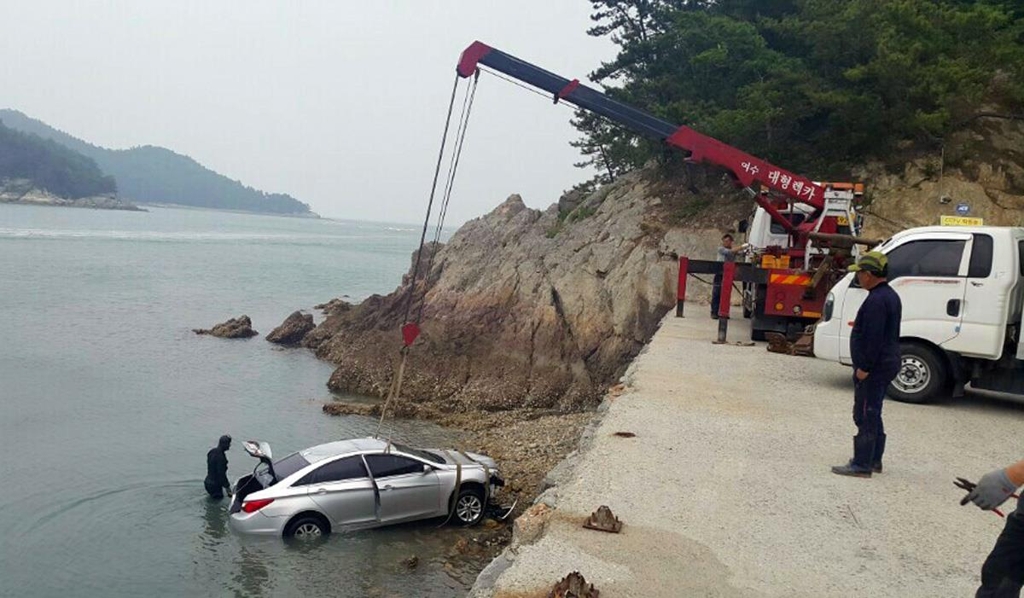 바다에 빠진 승용차