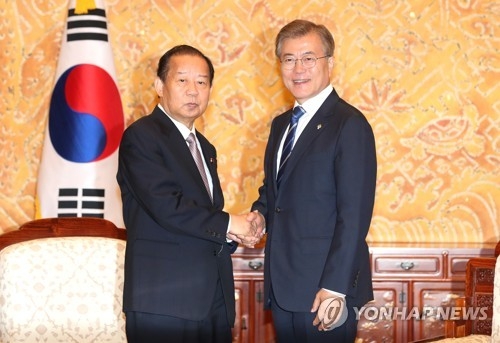 일본 특사와 악수하는 문 대통령