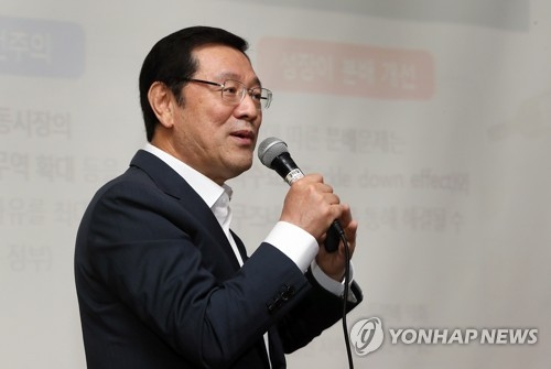 '문재인 정부의 일자리 경제'(서울=연합뉴스) 이지은 기자 = 대통령 직속 일자리위원회 이용섭 부위원장이 12일 오후 서울 광진구 건국대학교 상허연구관에서 '문재인 정부의 일자리 경제(J노믹스)'를 주제로 특강을 하고 있다. 2017.6.12