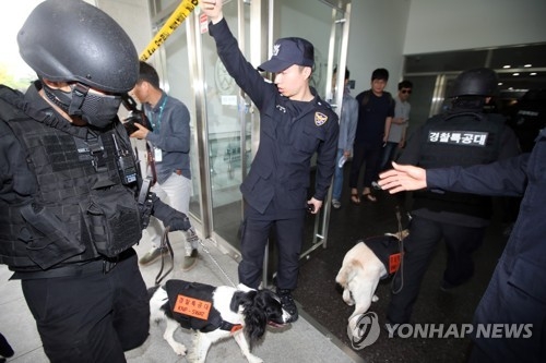 연대 공학관 경찰특공대, 탐지견 투입 (서울=연합뉴스) 박동주 기자 = 13일 오전 서울 신촌의 연세대 1공학관 건축학과 김모 교수 연구실에서 폭발사고가 발생, 경찰특공대원과 탐지견이 내부로 들어서고 있다. 2017.6.13pdj6635@yna.co.kr(끝)