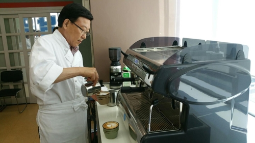 카페라테 만드는 주신호씨