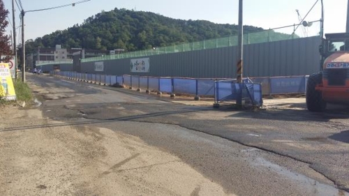 차도·인도 구분 없는 학교 앞 공사도로