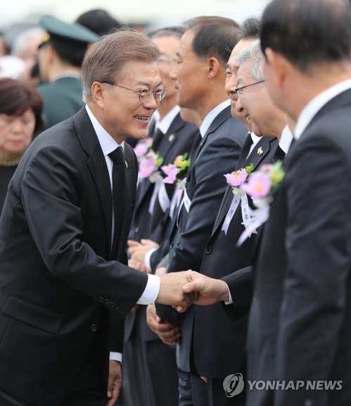 문 대통령과 대법원장(서울=연합뉴스) 백승렬 기자 = 문재인 대통령이 6일 오전 서울 동작구 국립서울현충원에서 열린 제62회 현충일 추념식에 참석하며 양승태 대법원장과 인사하고 있다. 2017.6.6srbaek@yna.co.kr(끝)