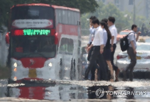 서울 시내 불볕더위 (연합뉴스 자료 사진)