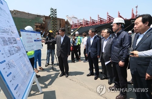김영춘 해수부장관에게 브리핑하는 이철조 세월호 현장수습본부장