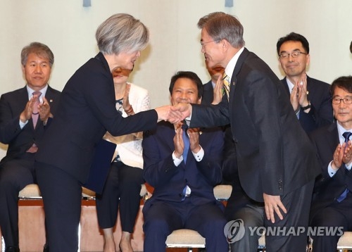 문 대통령, 강경화 외교부 장관 임명장 수여