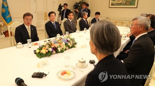 문 대통령, 강경화 외교부 장관과의 대화