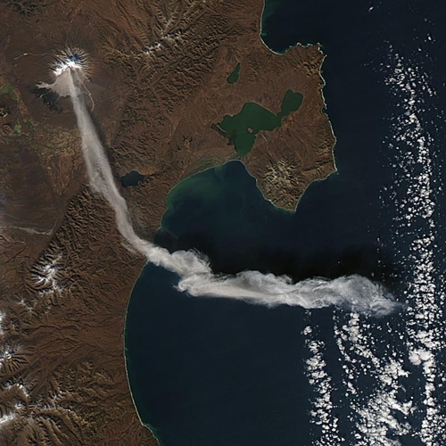 2012년 쉬벨루치 화산 분출 때 화산재가 번지는 모습 [위키피디아 위성사진 자료]